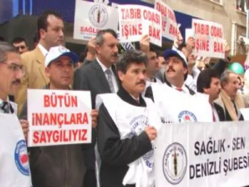 PROVAKATÖRLERE TEPKİLER AKL-I SELİMLE ORTAYA KONULUYOR... MEMUR-SEN'e Bağlı Sendikalar Denizli Tabip Odası Önüne Siyah Çelenk Bıraktı. Memurlar, Odanın Düzenlediği "Ilımlı İslâm ve Bilim" adlı konferansta, dinî değerler hakkında yapılan yakışıksız değerlendirmeleri protesto etti...